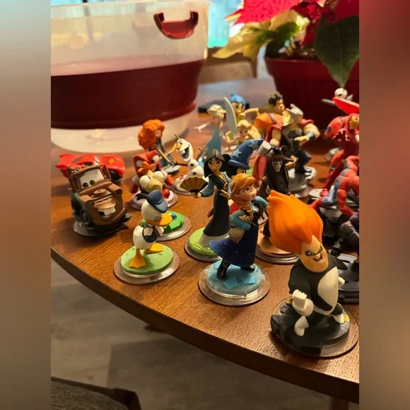 Disney infinity lot of 78 pieces